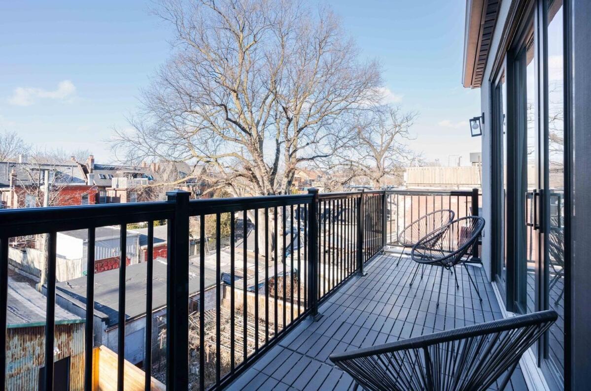 Stylish Townhome At Bathurst & College Apartment