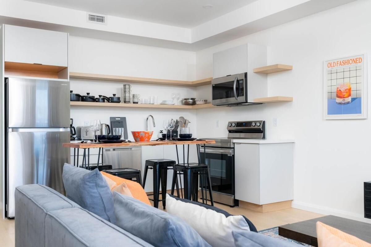 Stylish Townhome At Bathurst & College Apartment *