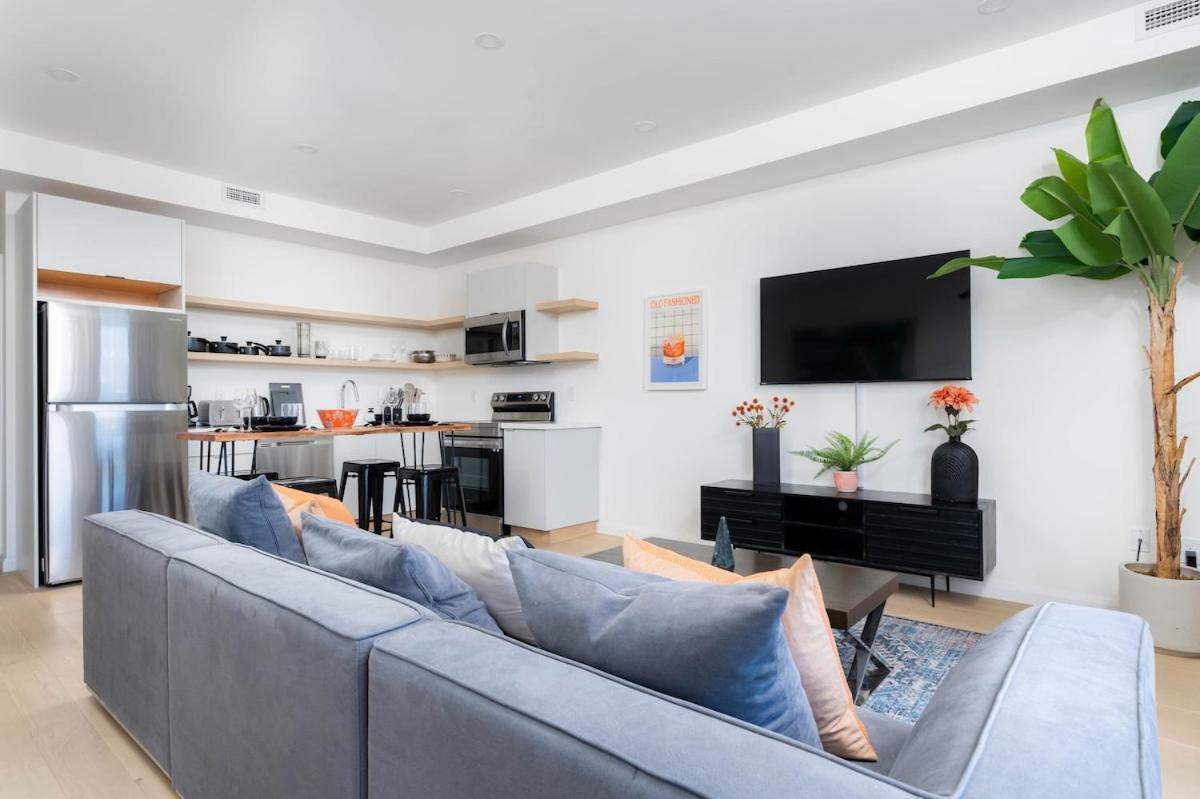 Stylish Townhome At Bathurst & College Apartment