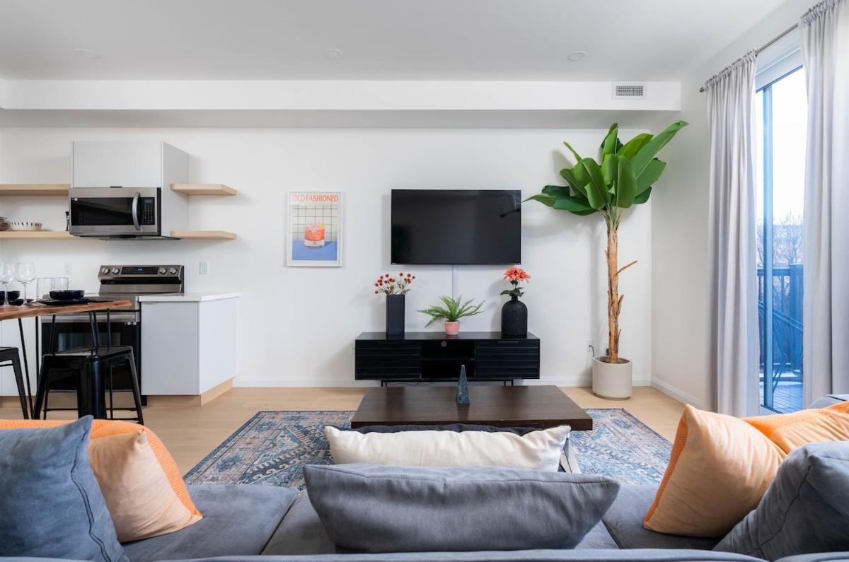 Stylish Townhome At Bathurst & College Apartment *