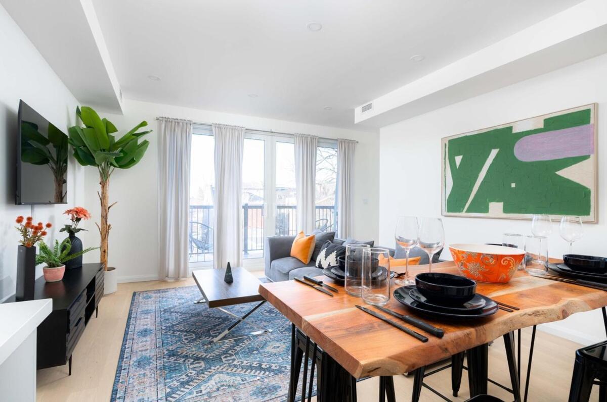 Stylish Townhome At Bathurst & College Toronto