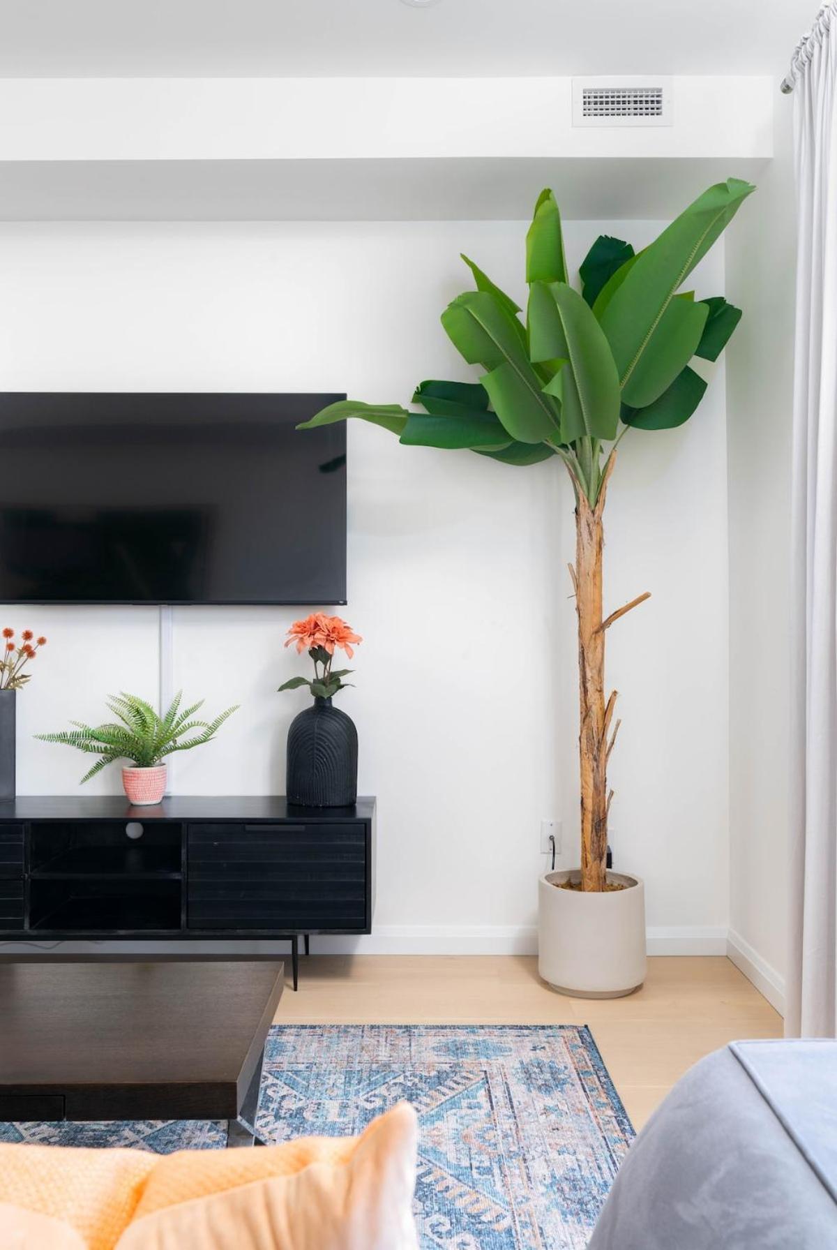 Stylish Townhome At Bathurst & College Apartment *