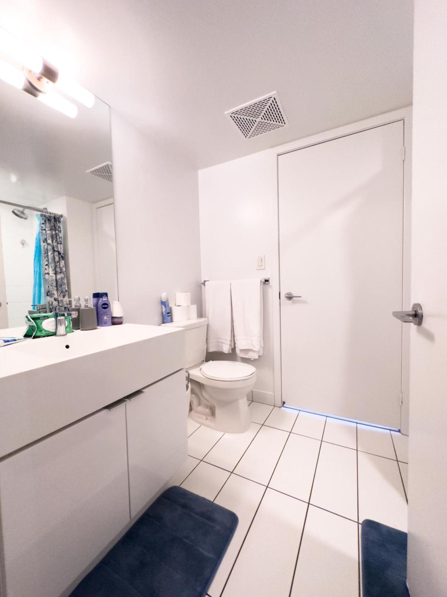 Comfortable Near Rogers Centre Cn Tower & Free Parking Apartment