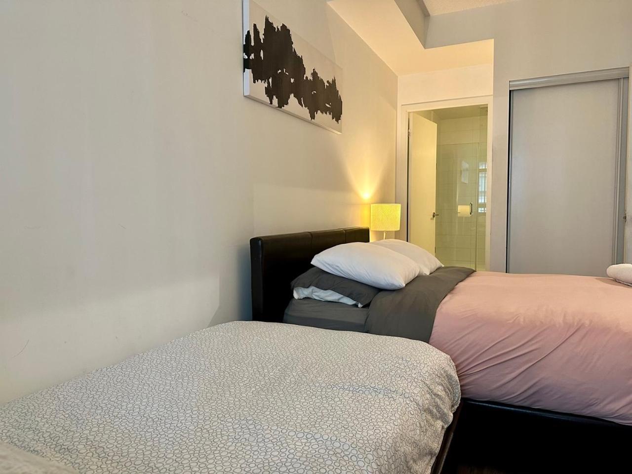 Apartment Comfy 1bdrm Den 2baths With 3 Real Beds Parking *
