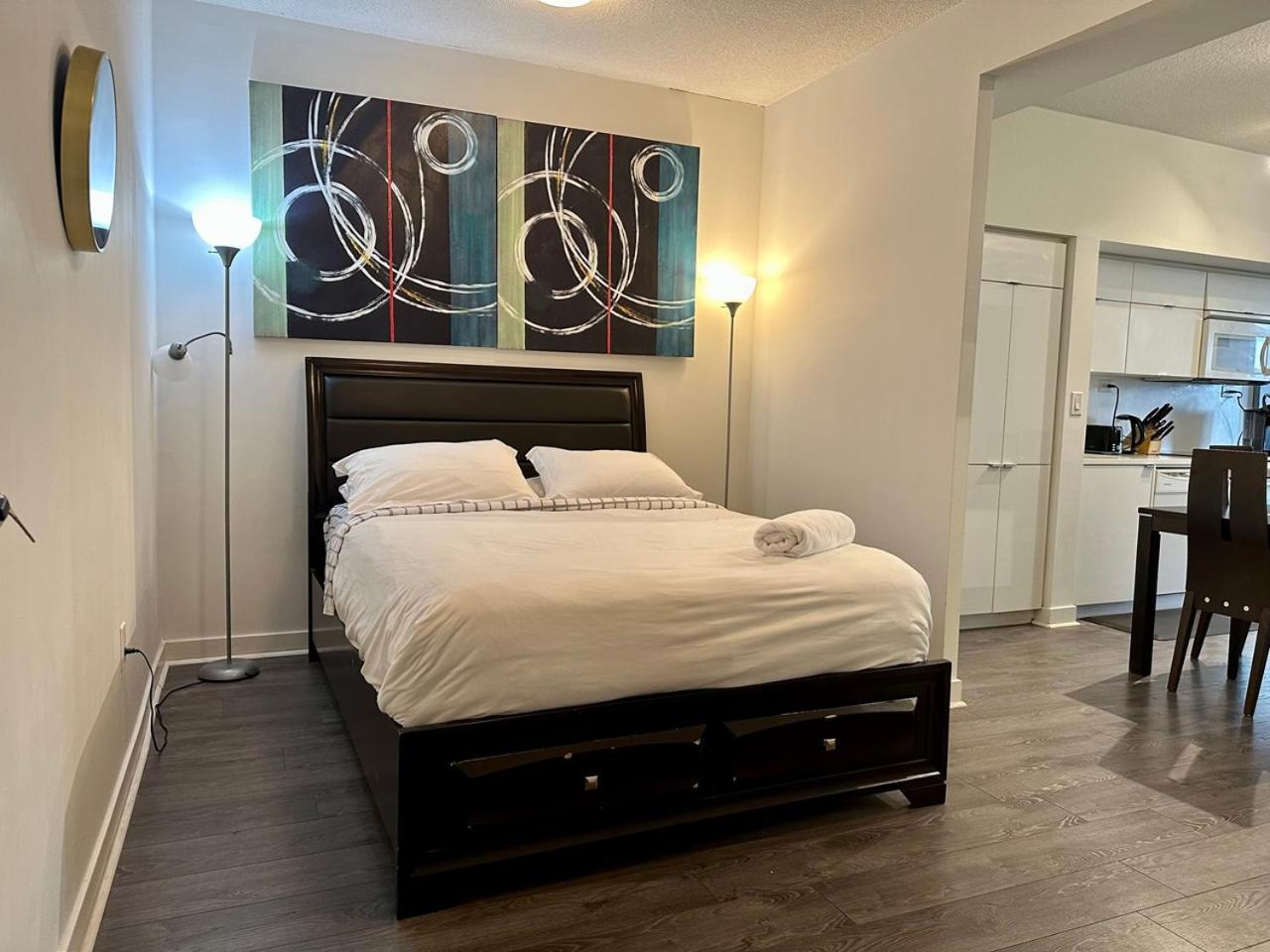 Apartment Comfy 1bdrm Den 2baths With 3 Real Beds Parking Toronto