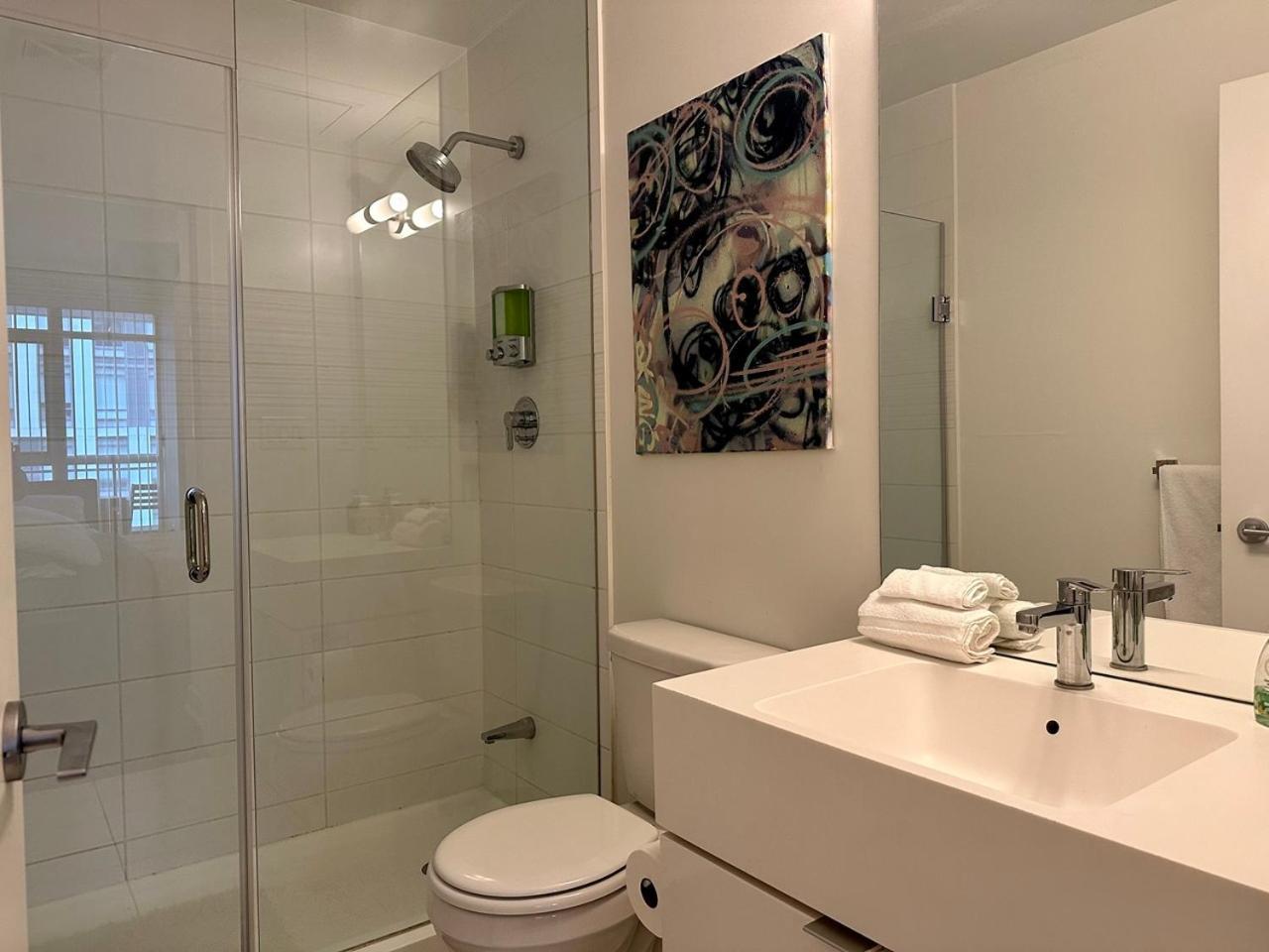 Comfy 1bdrm Den 2baths With 3 Real Beds Parking *