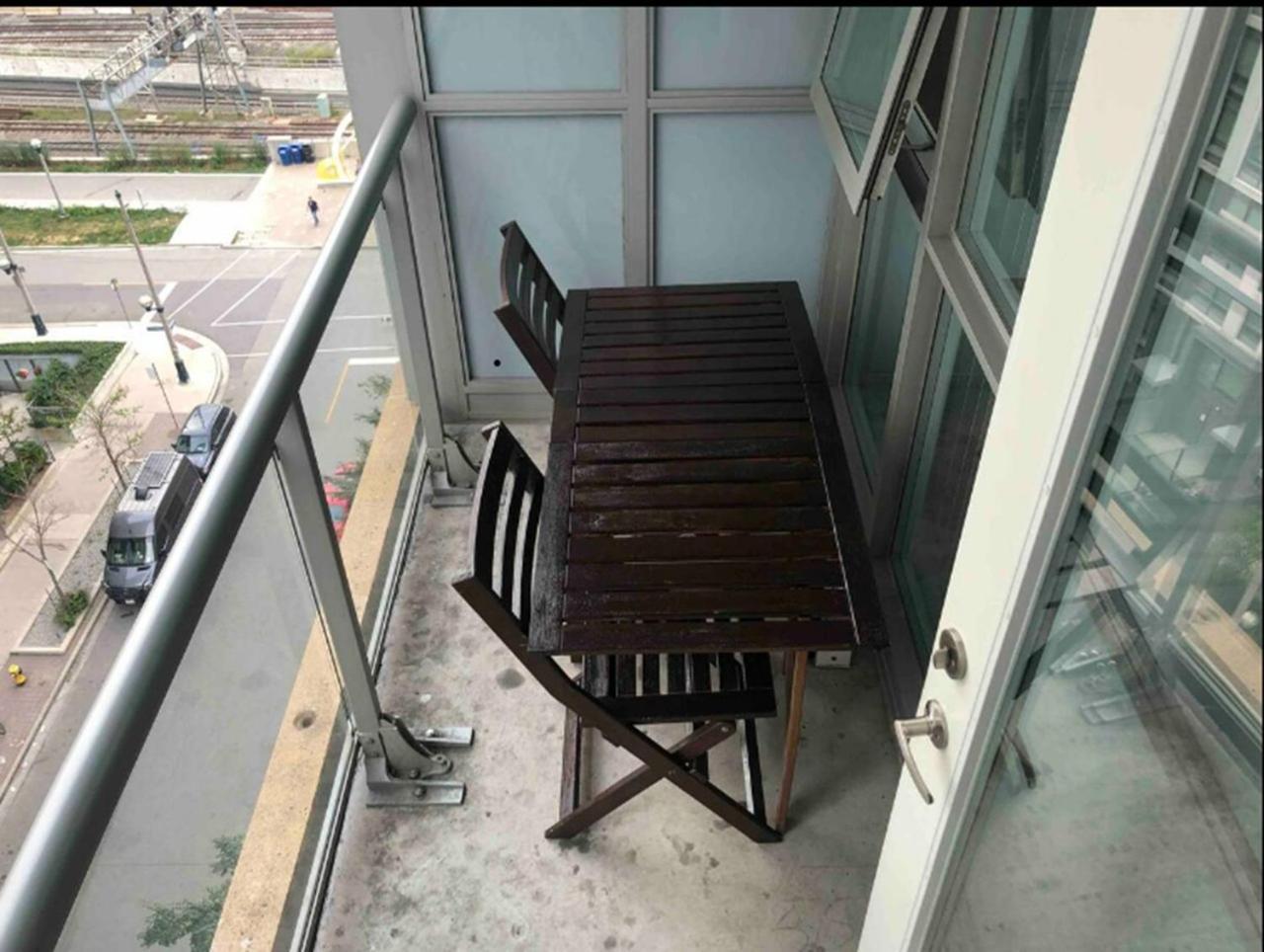 Comfy 1bdrm Den 2baths With 3 Real Beds Parking Toronto