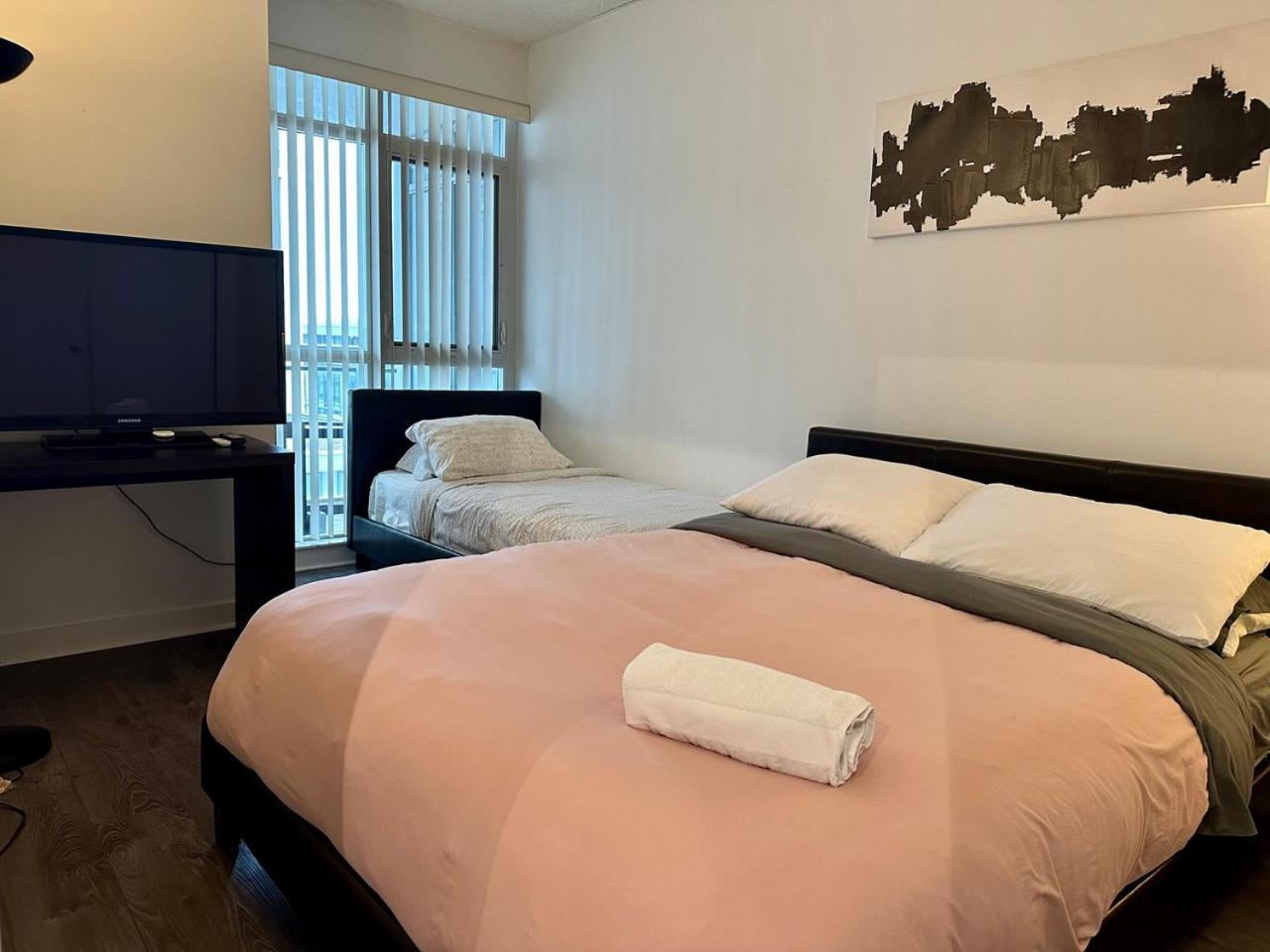 Comfy 1bdrm Den 2baths With 3 Real Beds Parking