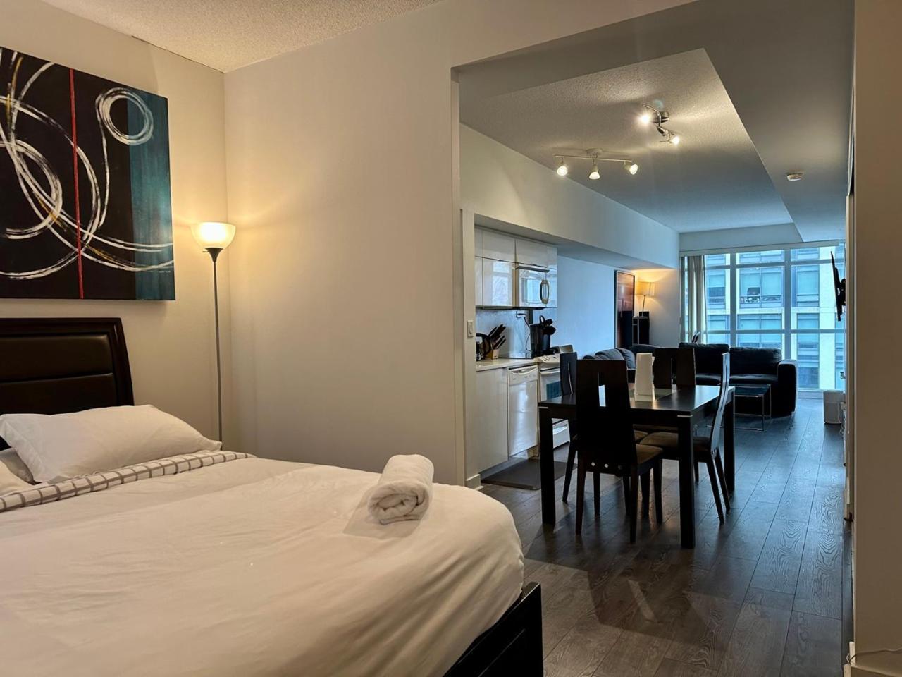 Comfy 1bdrm Den 2baths With 3 Real Beds Parking Apartment Toronto
