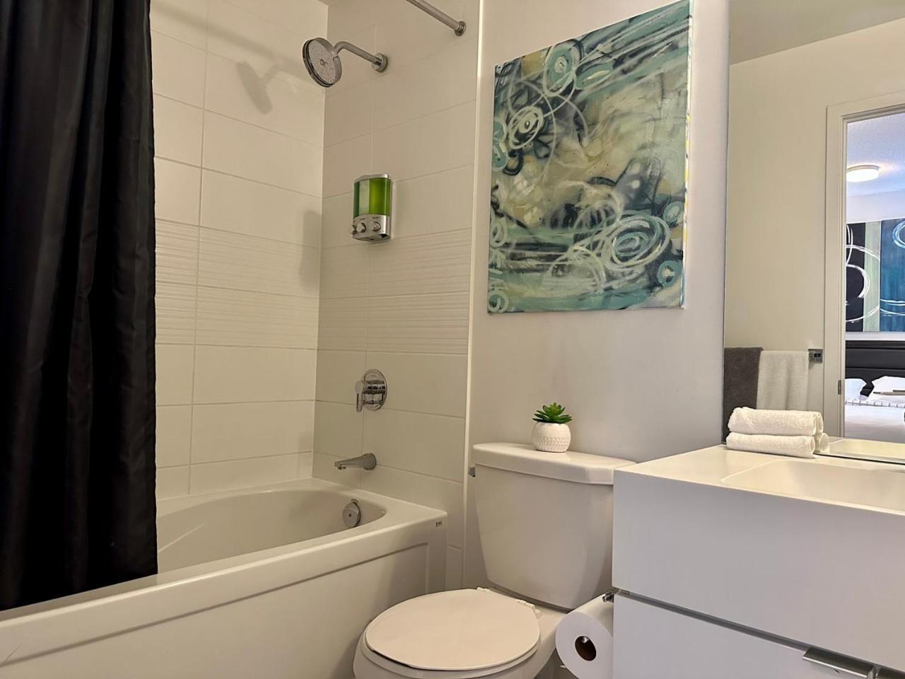 Comfy 1bdrm Den 2baths With 3 Real Beds Parking Toronto