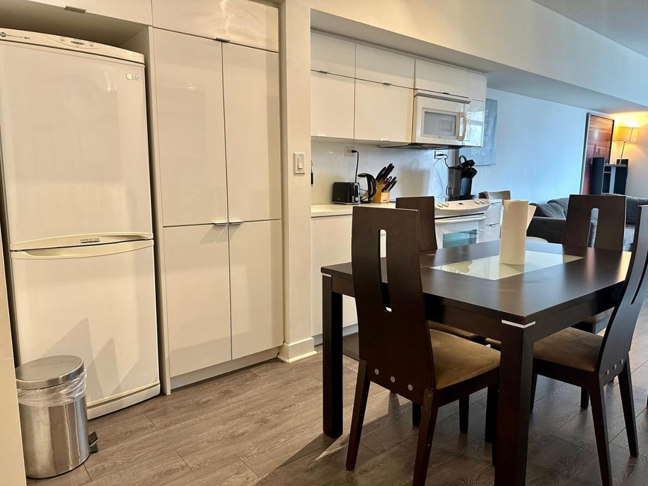 Comfy 1bdrm Den 2baths With 3 Real Beds Parking Apartment Toronto