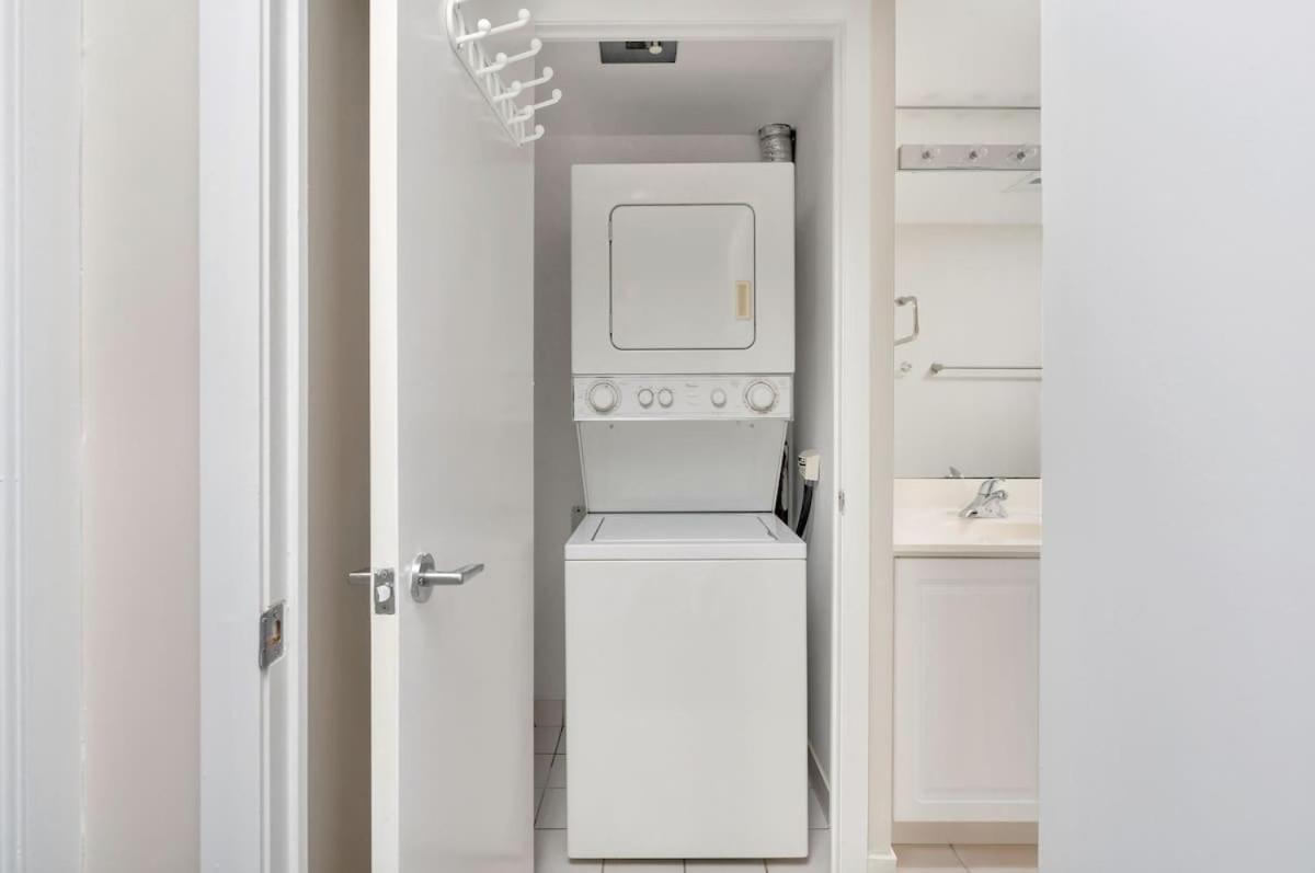Modern 1br Hideaway Cn Tower Views Parking * Toronto