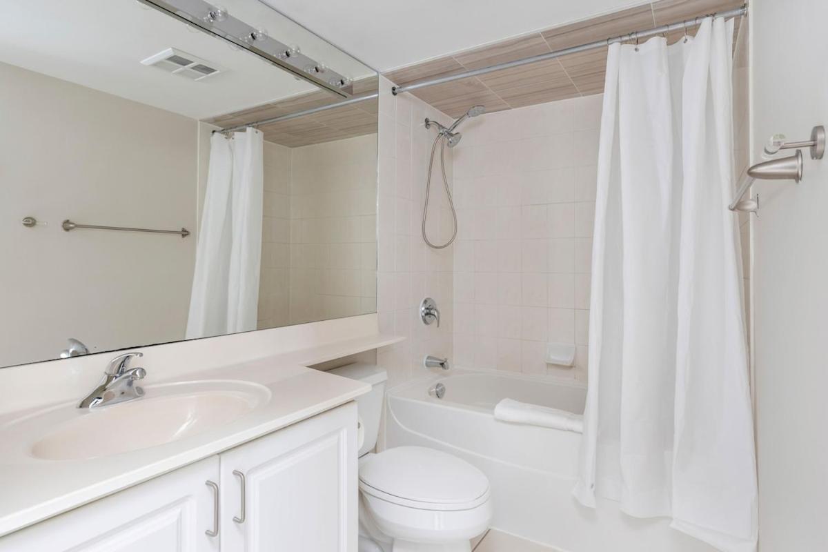 Modern 1br Hideaway Cn Tower Views Parking * Toronto