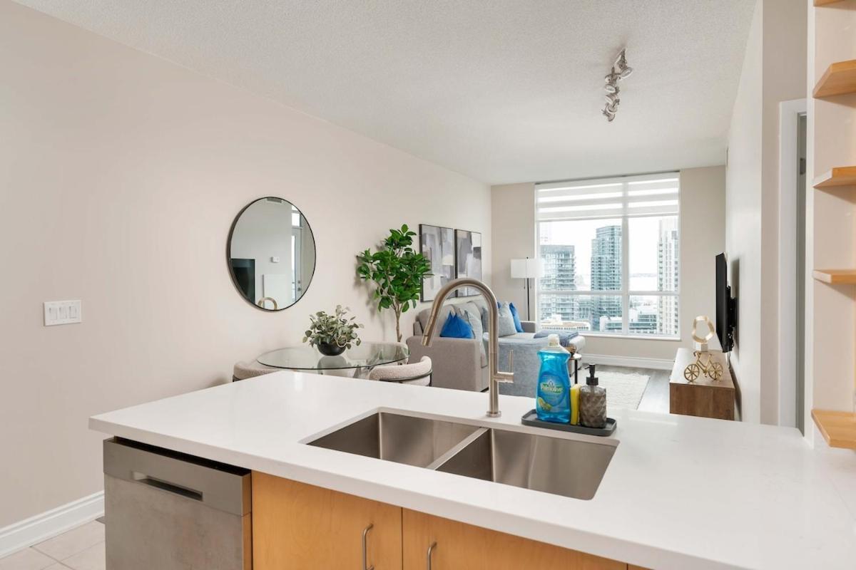 Modern 1br Hideaway Cn Tower Views Parking Toronto