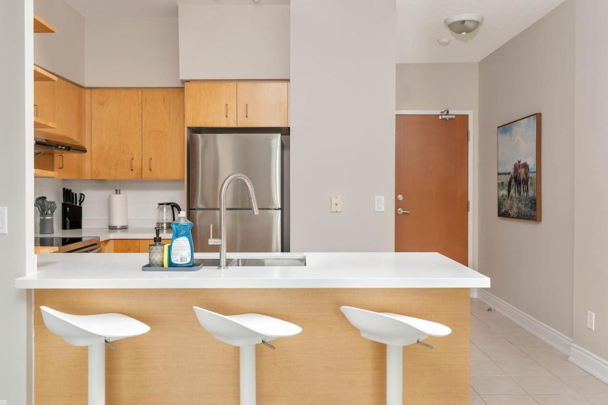 Modern 1br Hideaway Cn Tower Views Parking * Toronto