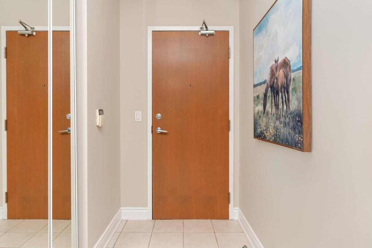 Modern 1br Hideaway Cn Tower Views Parking Apartment