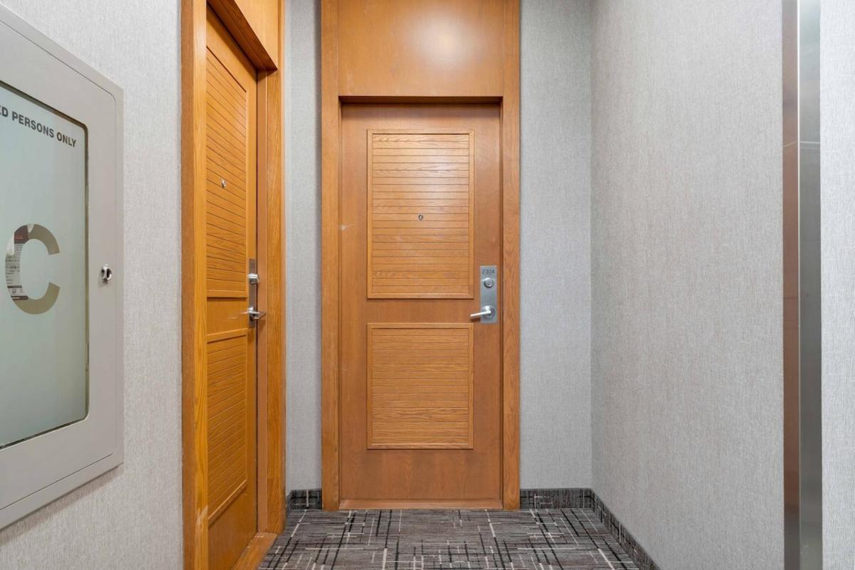 Modern 1br Hideaway Cn Tower Views Parking Apartment