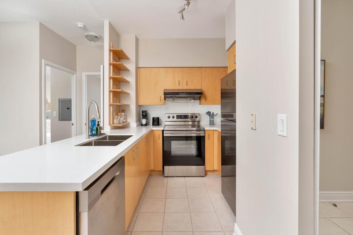 Modern 1br Hideaway Cn Tower Views Parking Apartment Toronto