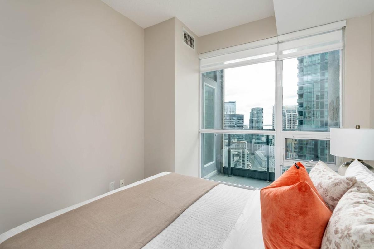 Modern 1br Hideaway Cn Tower Views Parking * Toronto