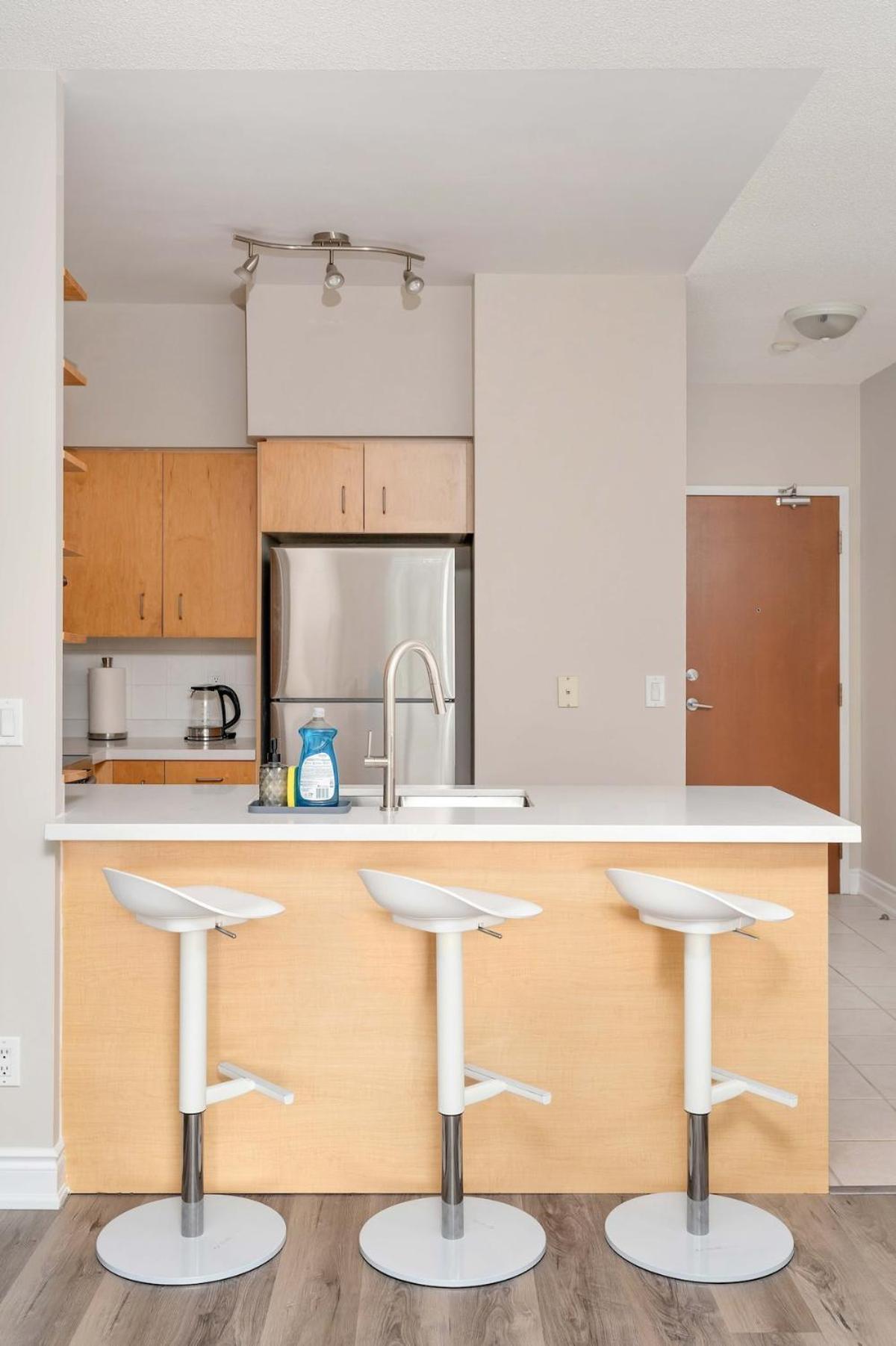 Modern 1br Hideaway Cn Tower Views Parking Toronto