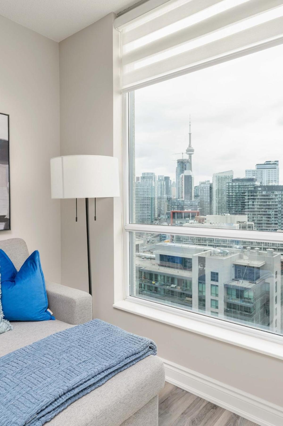 Modern 1br Hideaway Cn Tower Views Parking Apartment *