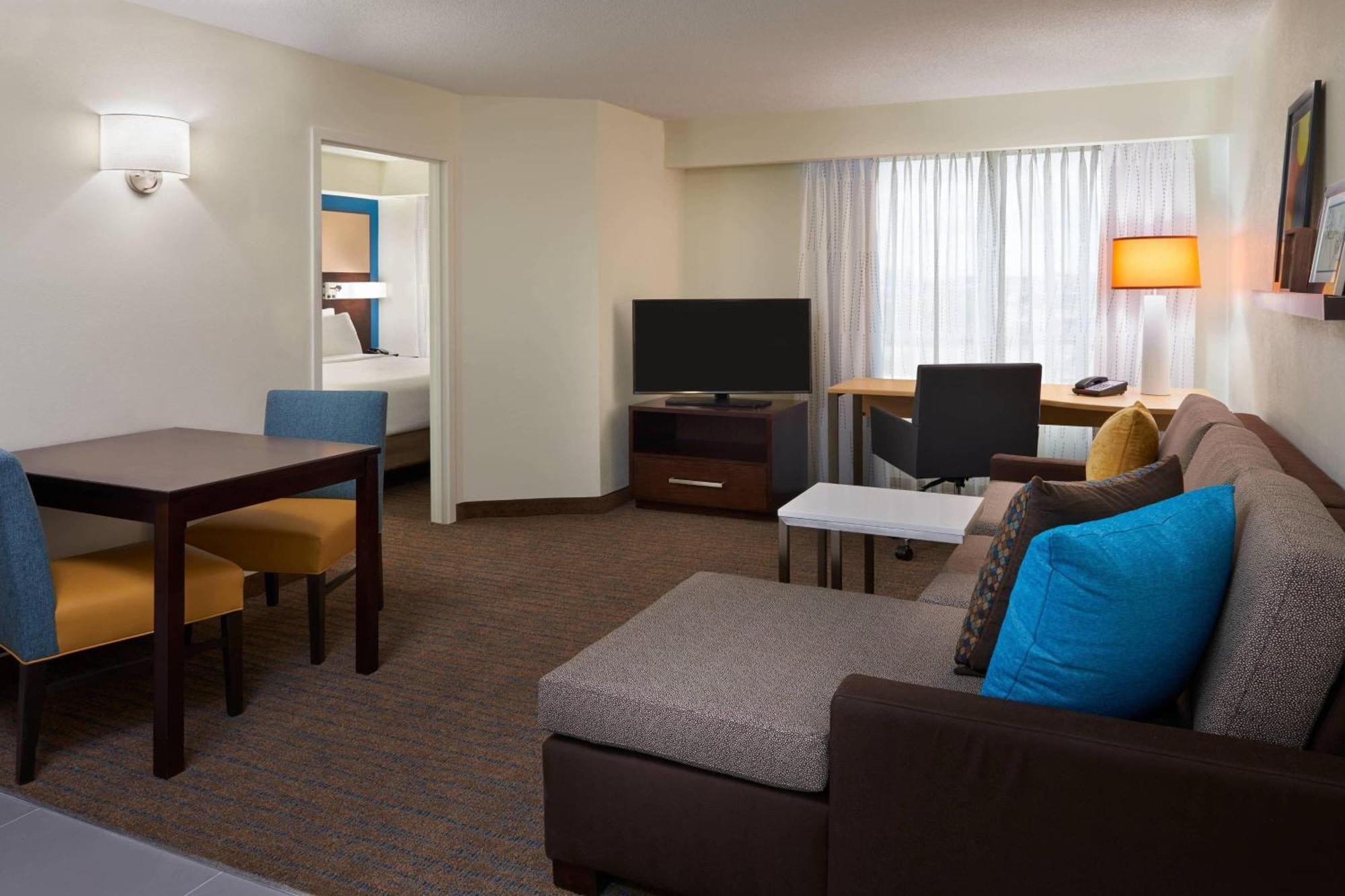 Hotel By Marriott Airport 3*