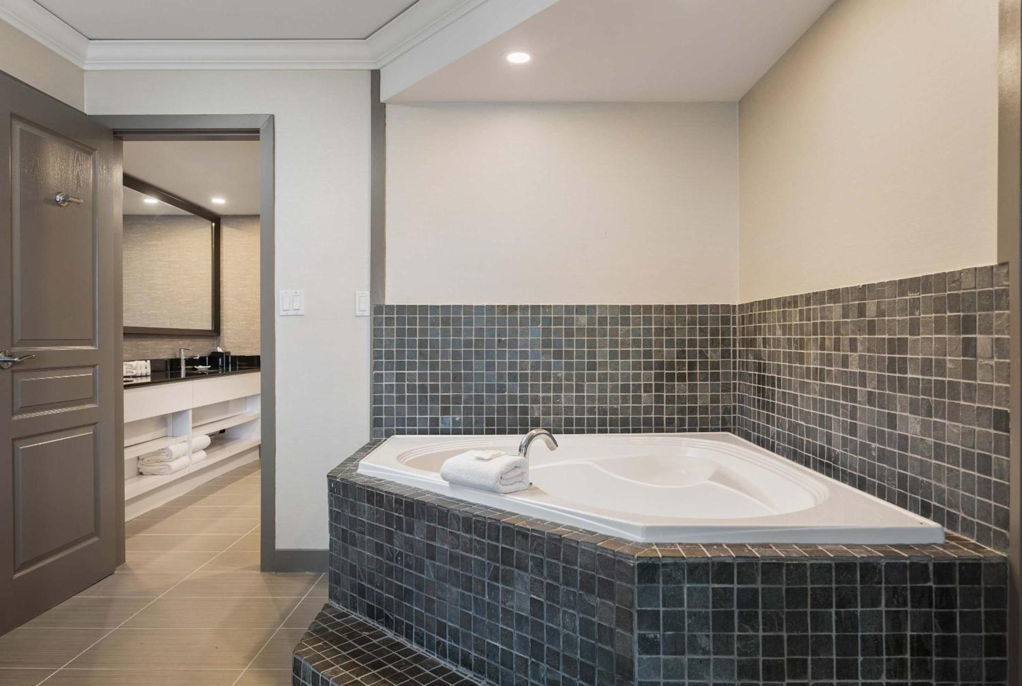 Sandman Signature Airport Hotel 4*
