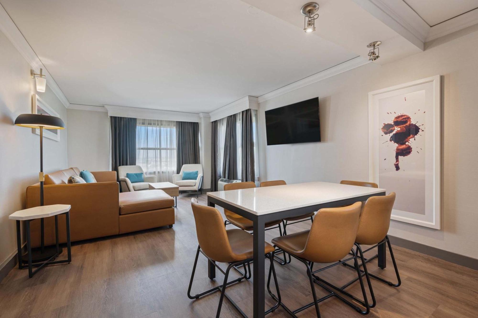 Hotel Sandman Signature Airport 4*