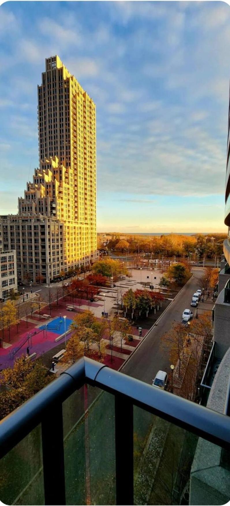 Lakeview In Downtown With Free Parking.