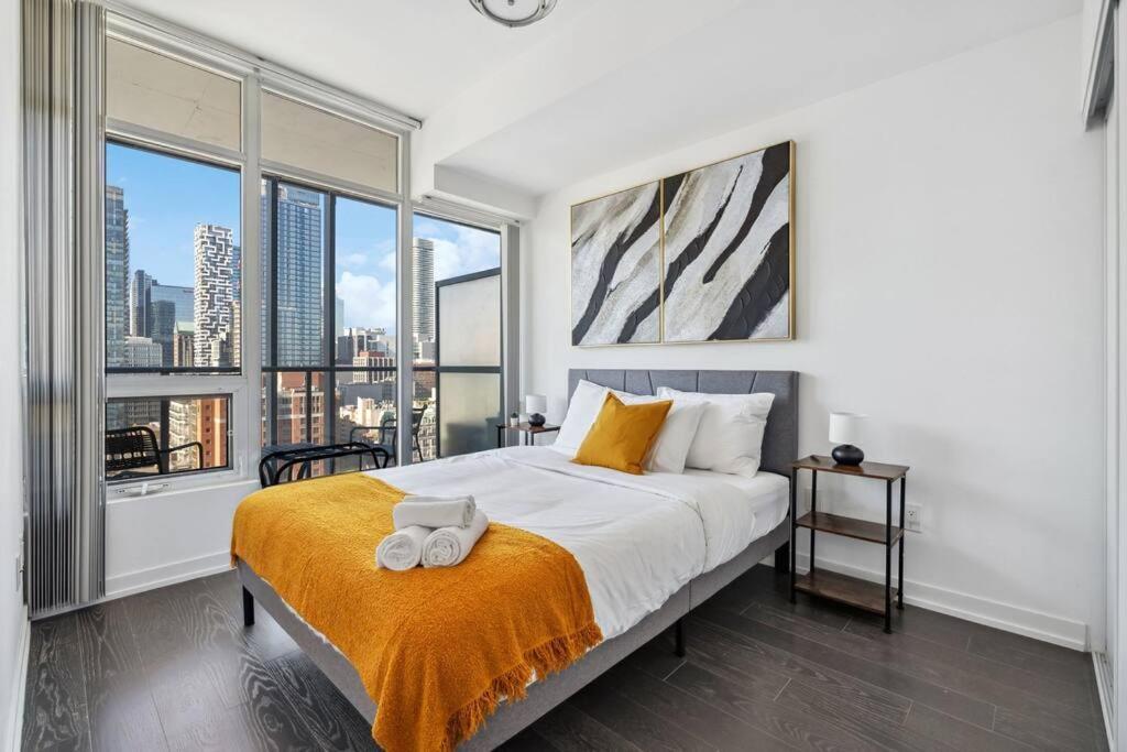 Amazing View 2br St Lawrence Market Condo, Downtown