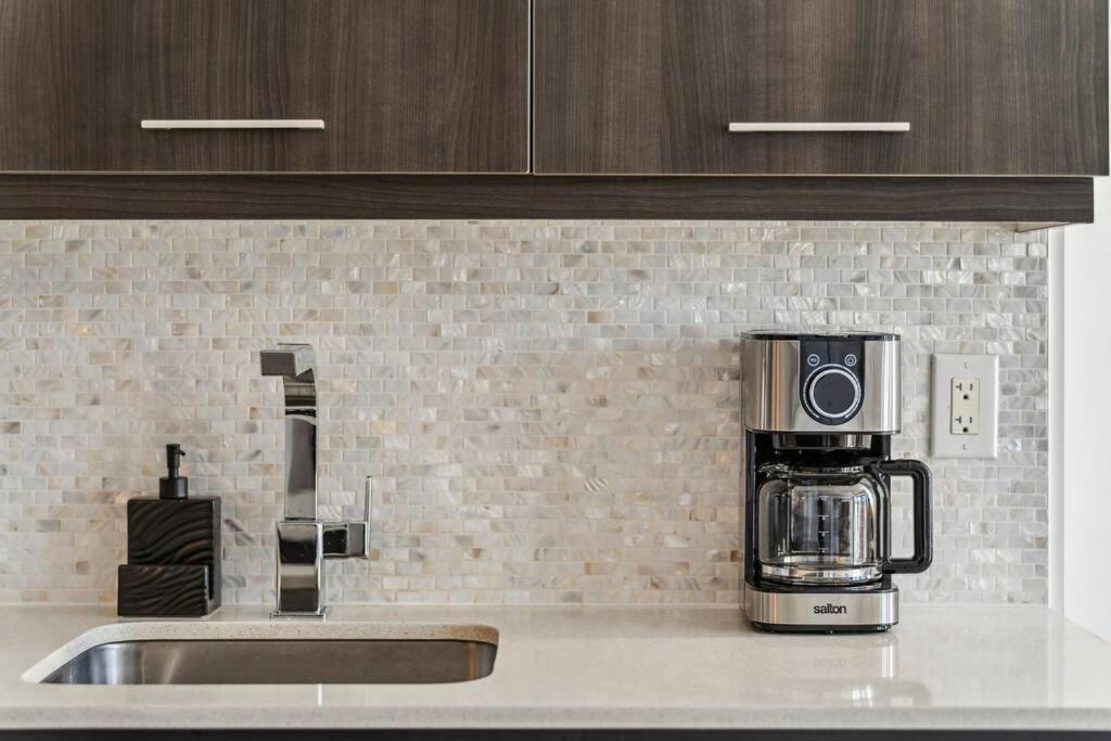 Amazing View 2br St Lawrence Market Condo, Downtown Apartment Toronto