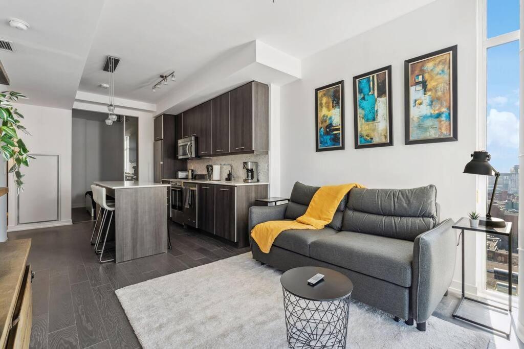 Amazing View 2br St Lawrence Market Condo, Downtown * Toronto