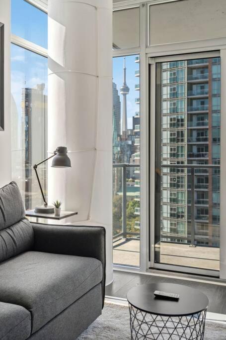 Amazing View 2br St Lawrence Market Condo, Downtown Apartment
