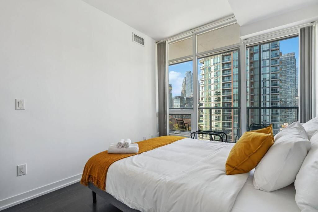 Amazing View 2br St Lawrence Market Condo, Downtown Apartment *