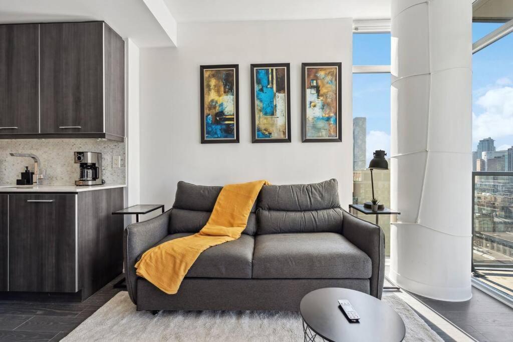 Amazing View 2br St Lawrence Market Condo, Downtown Apartment Toronto