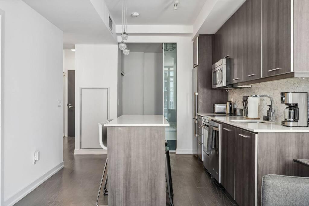 Amazing View 2br St Lawrence Market Condo, Downtown Apartment *