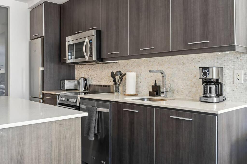 Amazing View 2br St Lawrence Market Condo, Downtown * Toronto