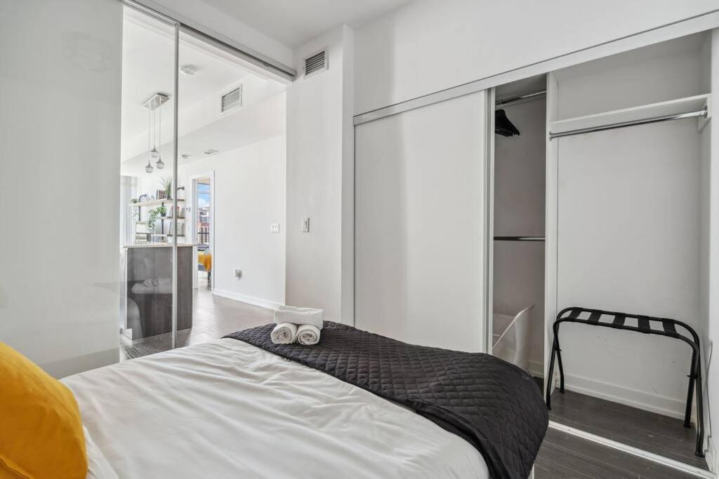 Amazing View 2br St Lawrence Market Condo, Downtown