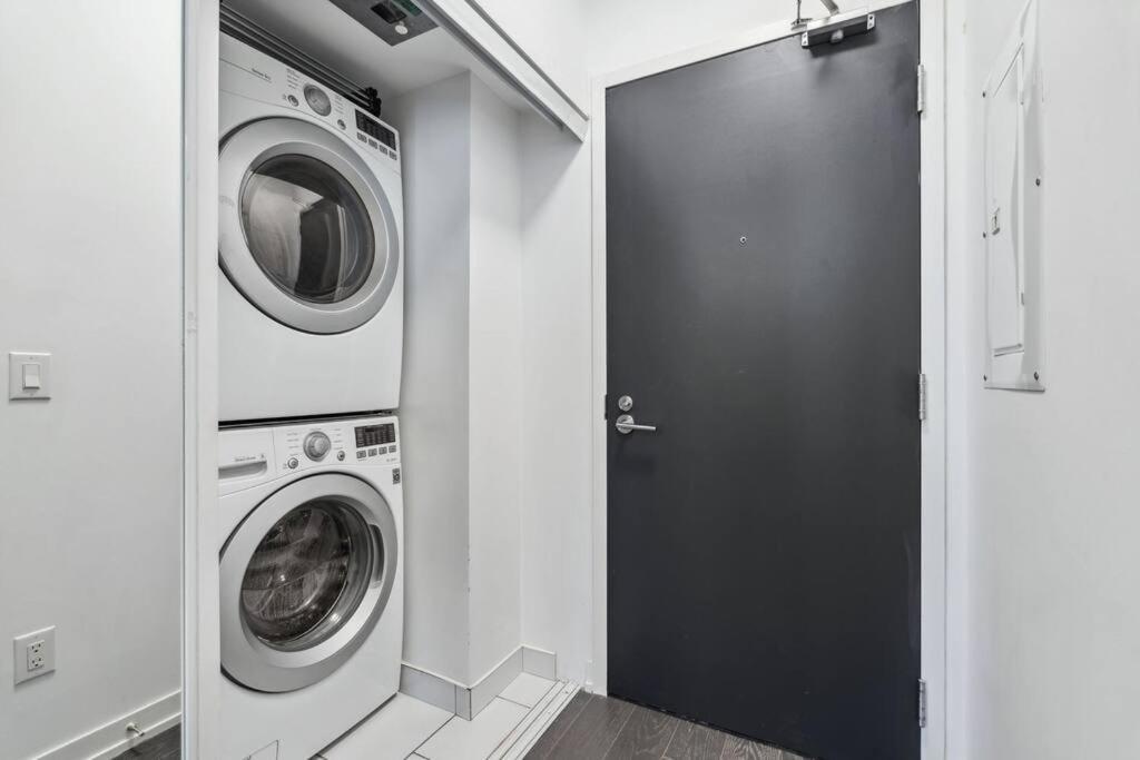 Amazing View 2br St Lawrence Market Condo, Downtown Apartment *
