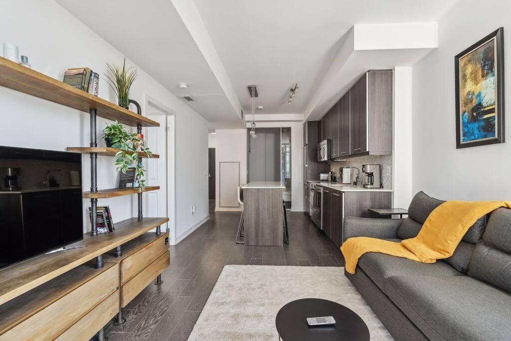 Amazing View 2br St Lawrence Market Condo, Downtown Apartment