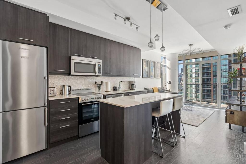 Amazing View 2br St Lawrence Market Condo, Downtown Apartment *