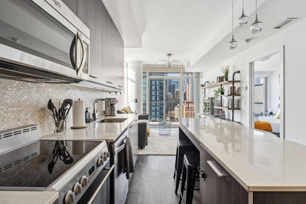 Amazing View 2br St Lawrence Market Condo, Downtown Apartment Toronto