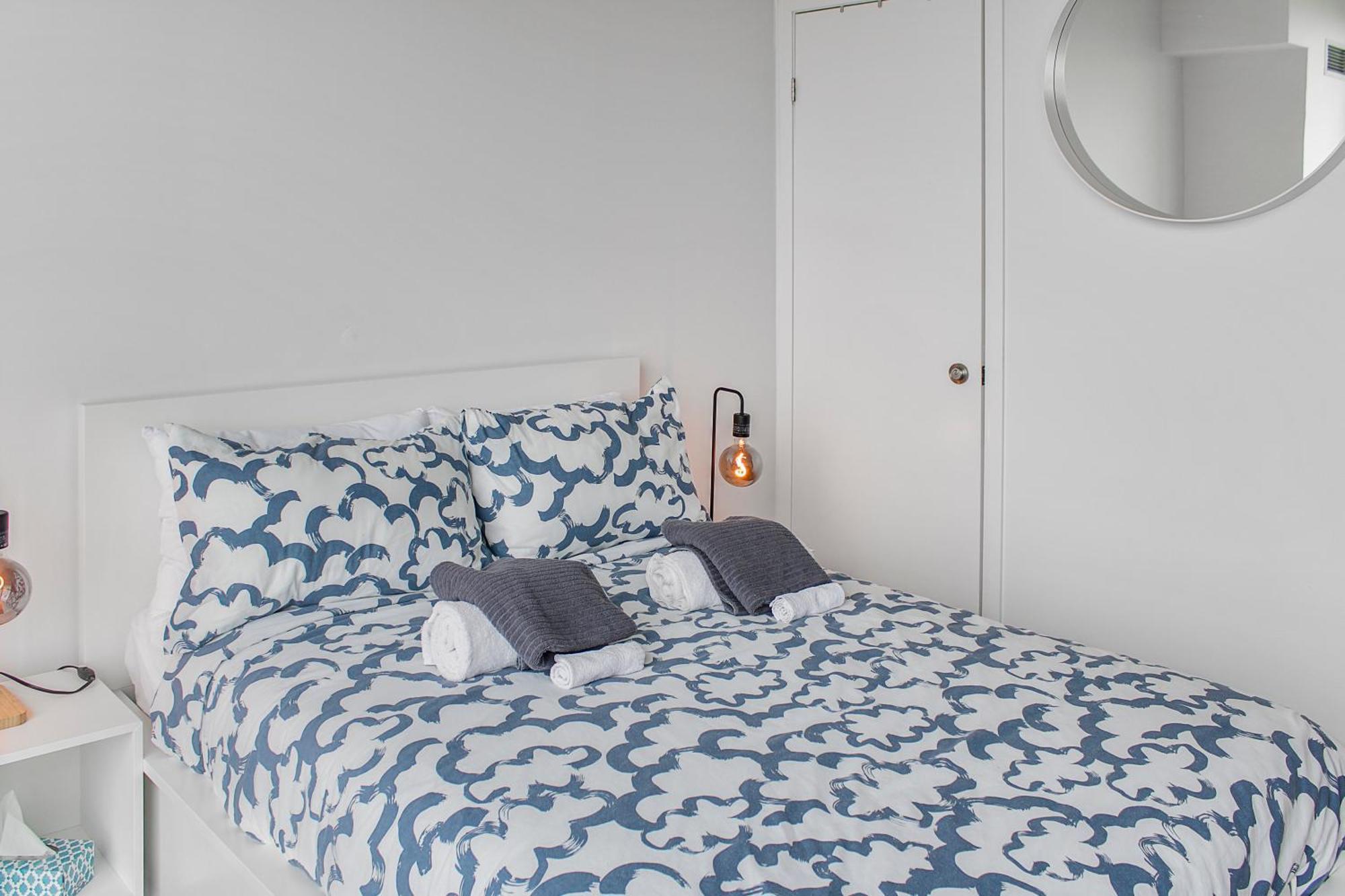 Finally Available! High-Floor Suite With Lake View - Free Parking Apartment Toronto