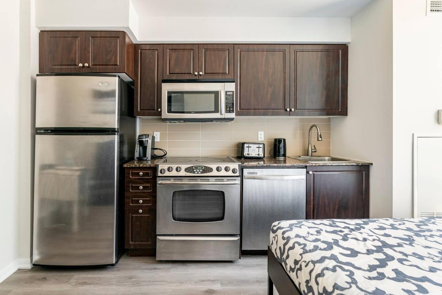 Apartment Finally Available! High-Floor Suite With Lake View - Free Parking Toronto