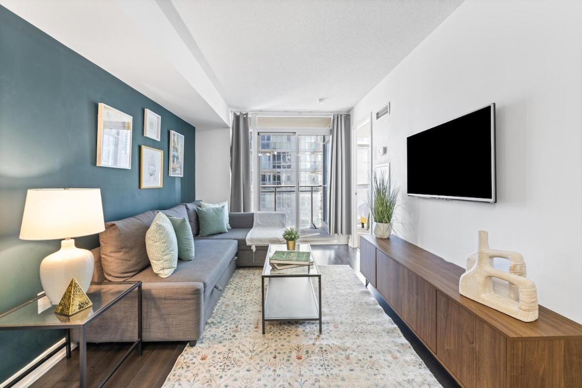 Spacious Bright & Sunlit Near Rogers & Scotia Arena Apartment *