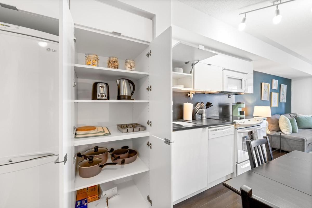 Spacious Bright & Sunlit Near Rogers & Scotia Arena Apartment Toronto