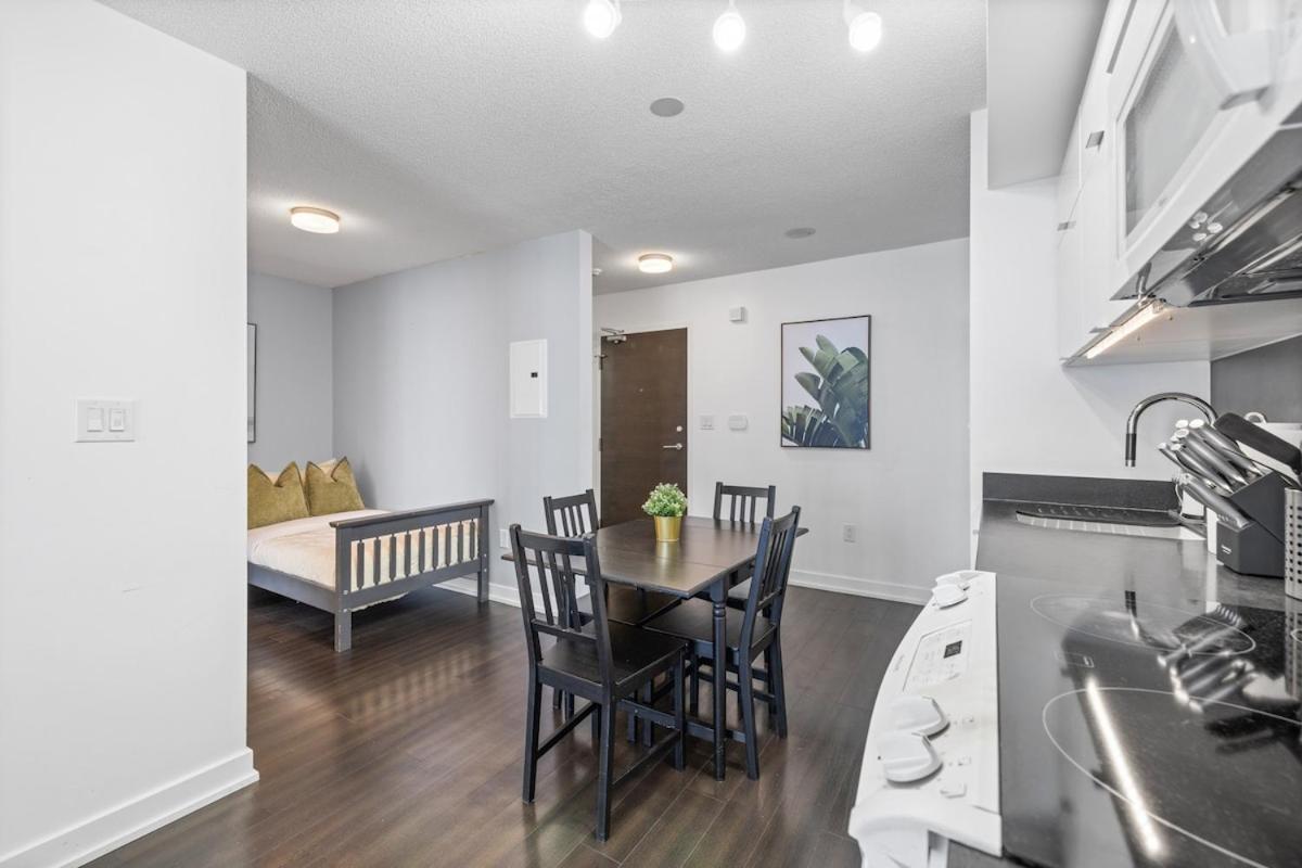 Apartment Spacious Bright & Sunlit Near Rogers & Scotia Arena *