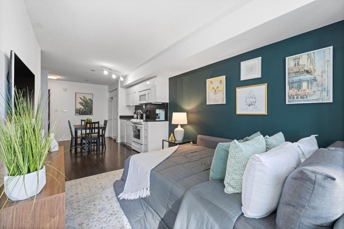 Spacious Bright & Sunlit Near Rogers & Scotia Arena Apartment