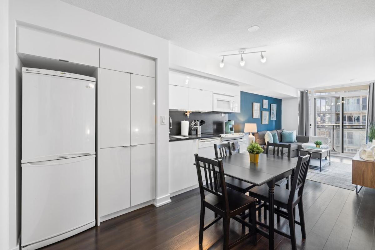 Spacious Bright & Sunlit Near Rogers & Scotia Arena