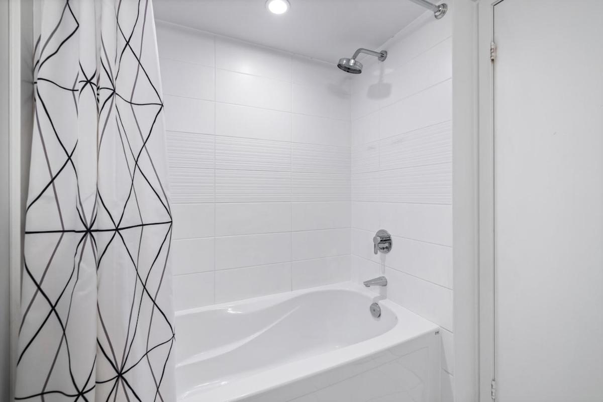 Spacious Bright & Sunlit Near Rogers & Scotia Arena Toronto